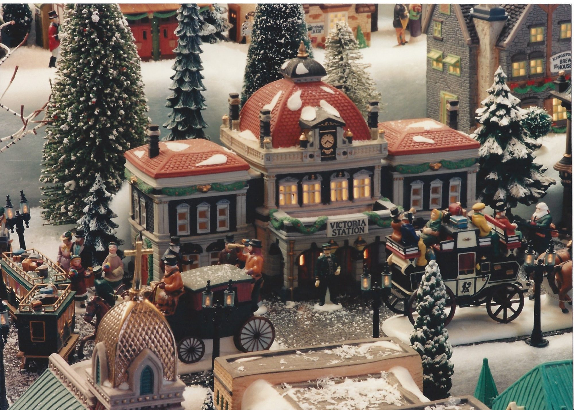 “Christmas at the Mansion” Returns to Dexter’s Gordon Hall