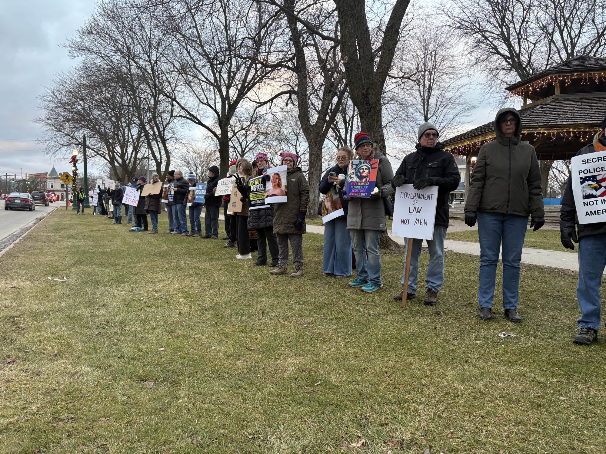 Dexter Strong Hosts Candlelit Vigil to Honor Renee Good