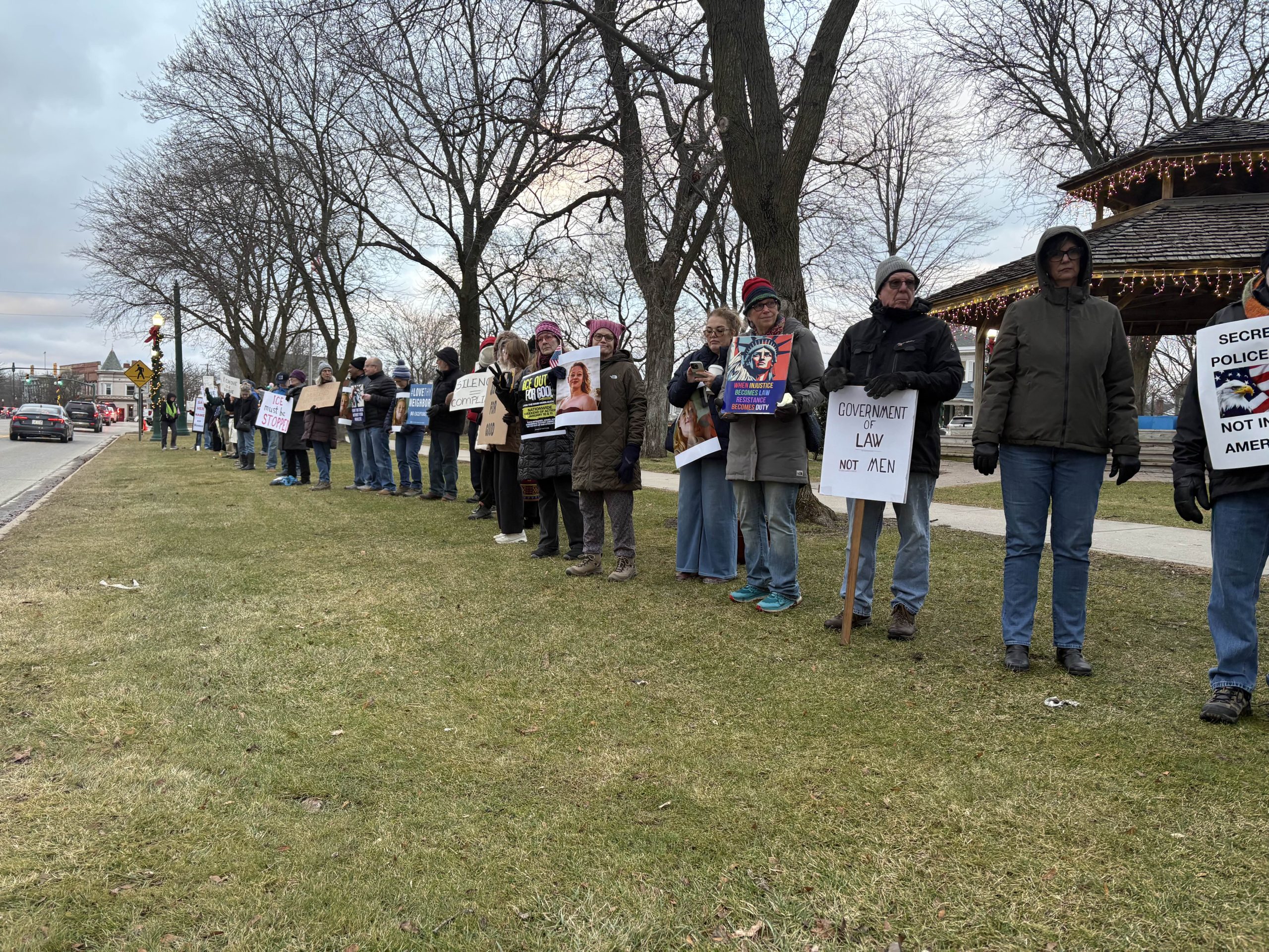 Dexter Strong Hosts Candlelit Vigil to Honor Renee Good