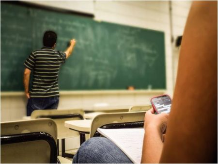 Dexter Community Schools Aligns Wireless Communication Devices Policy with the State